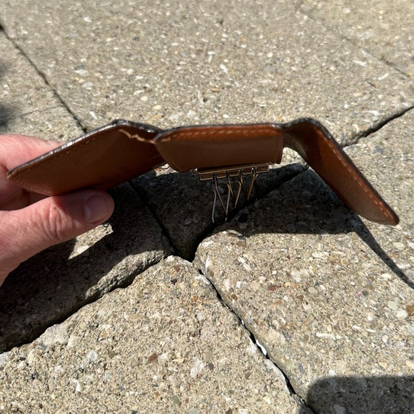 Louis Vuitton monogram 4 key holder - Picture 8 of 9